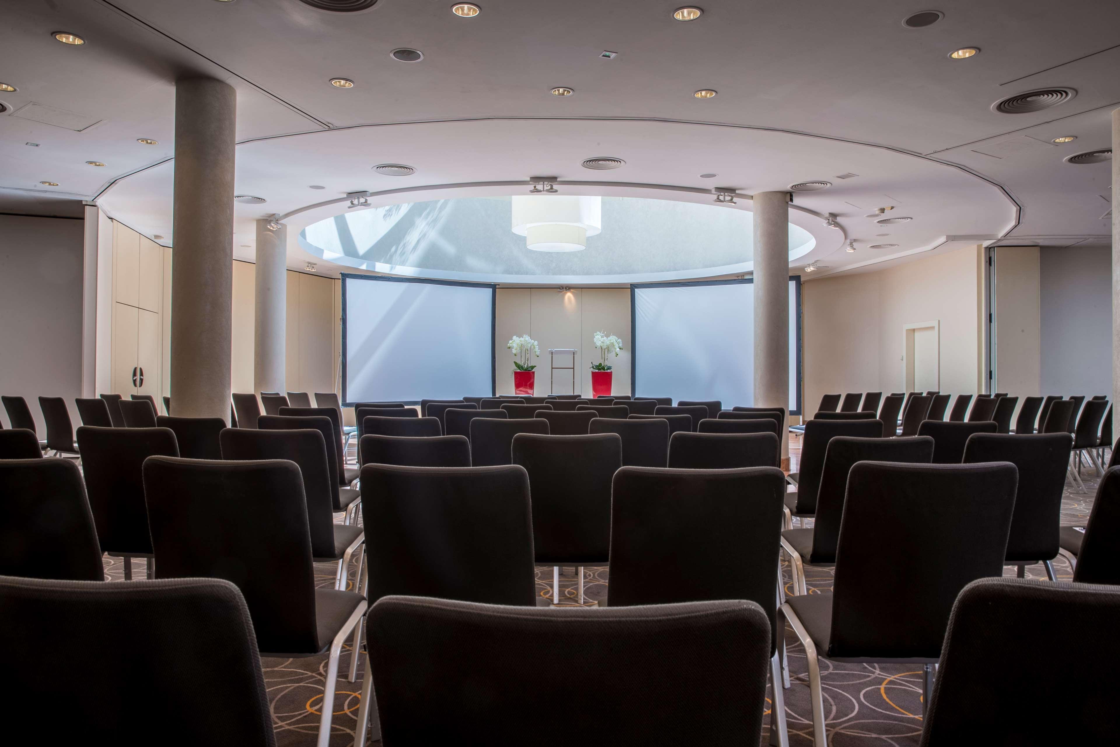 Radisson Blu Sobieski Hotel Warschau Buitenkant foto The meeting room of the hotel