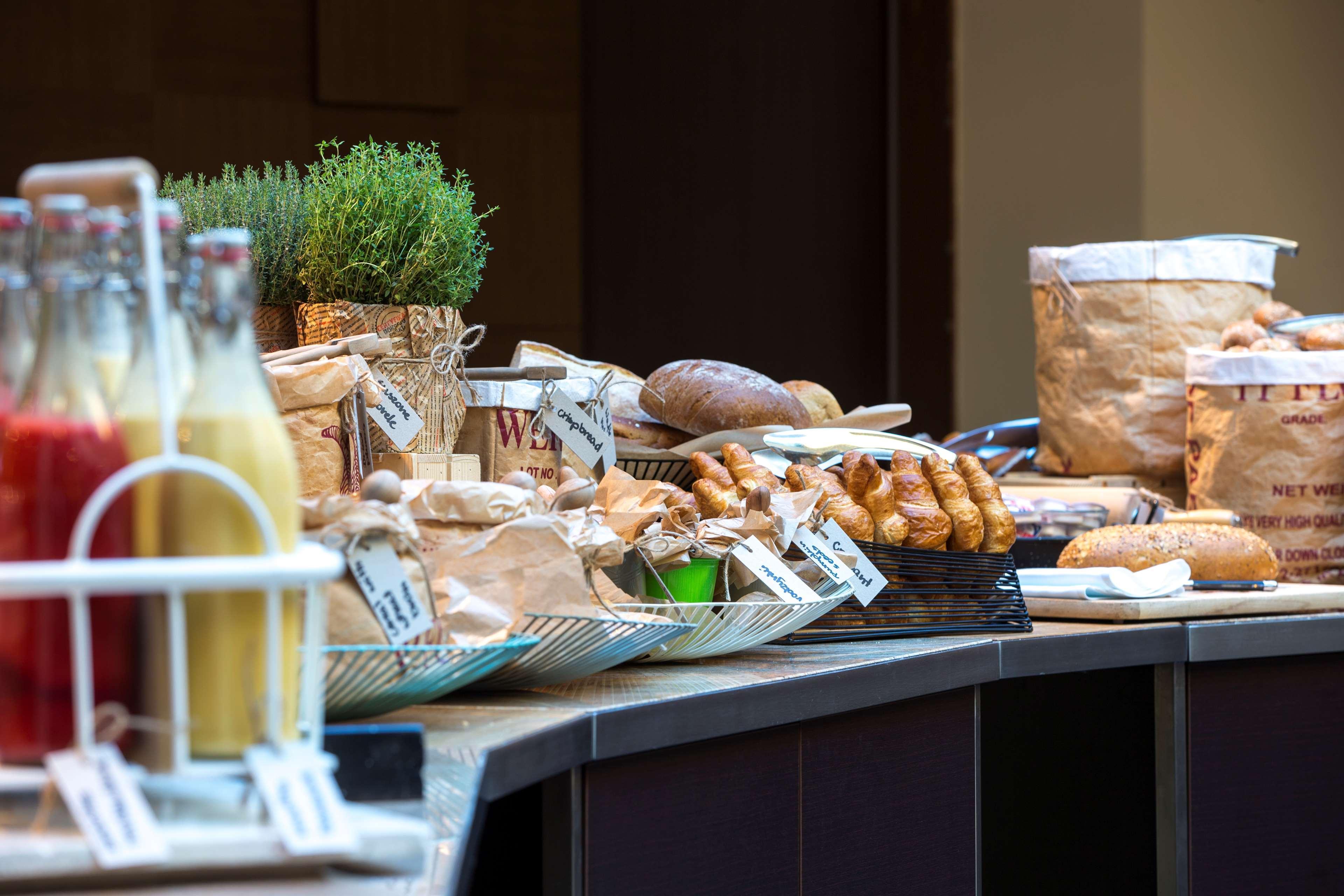 Radisson Blu Sobieski Hotel Warschau Buitenkant foto Breakfast buffet at a luxury hotel