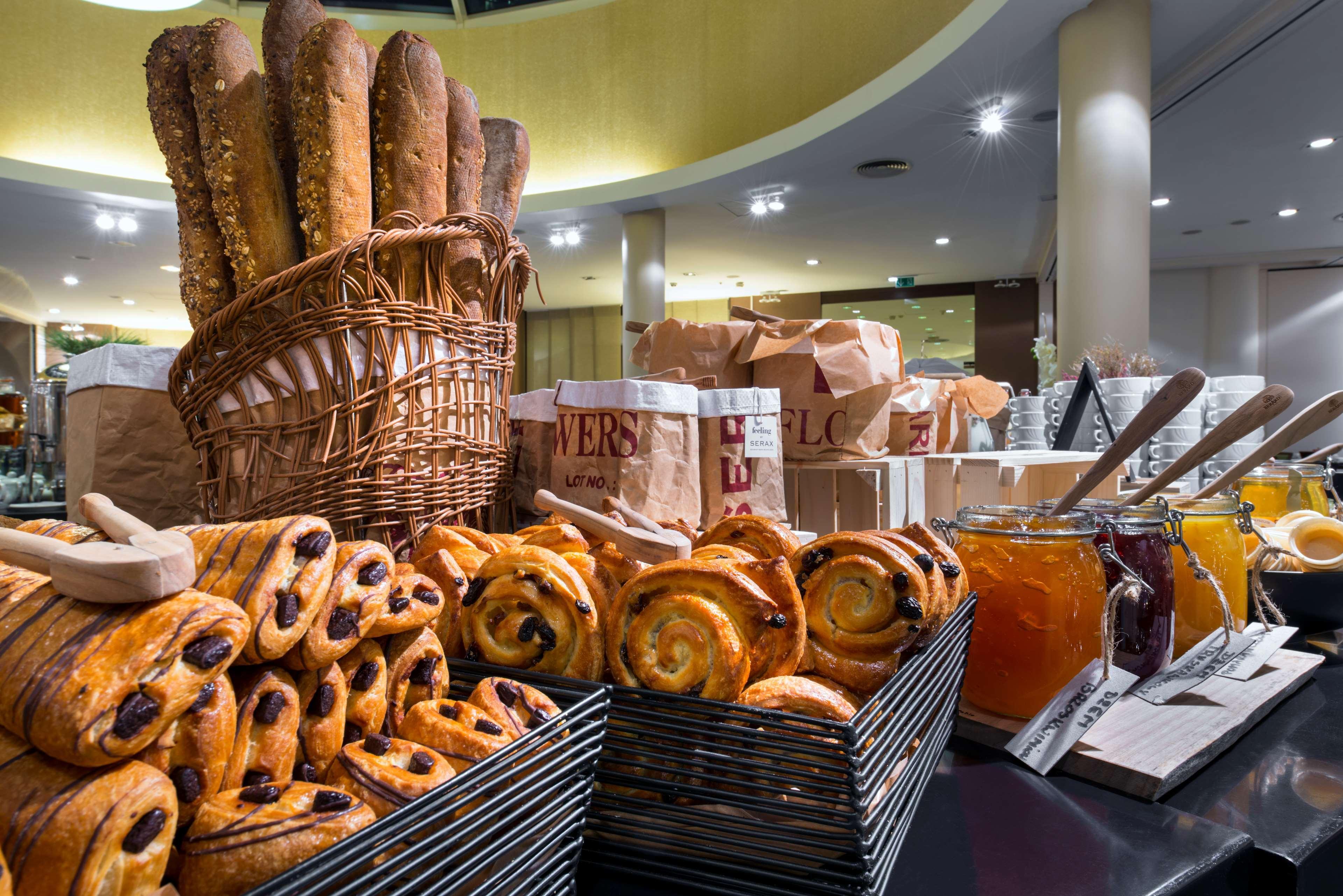 Radisson Blu Sobieski Hotel Warschau Buitenkant foto Breakfast buffet at a luxury hotel in Paris