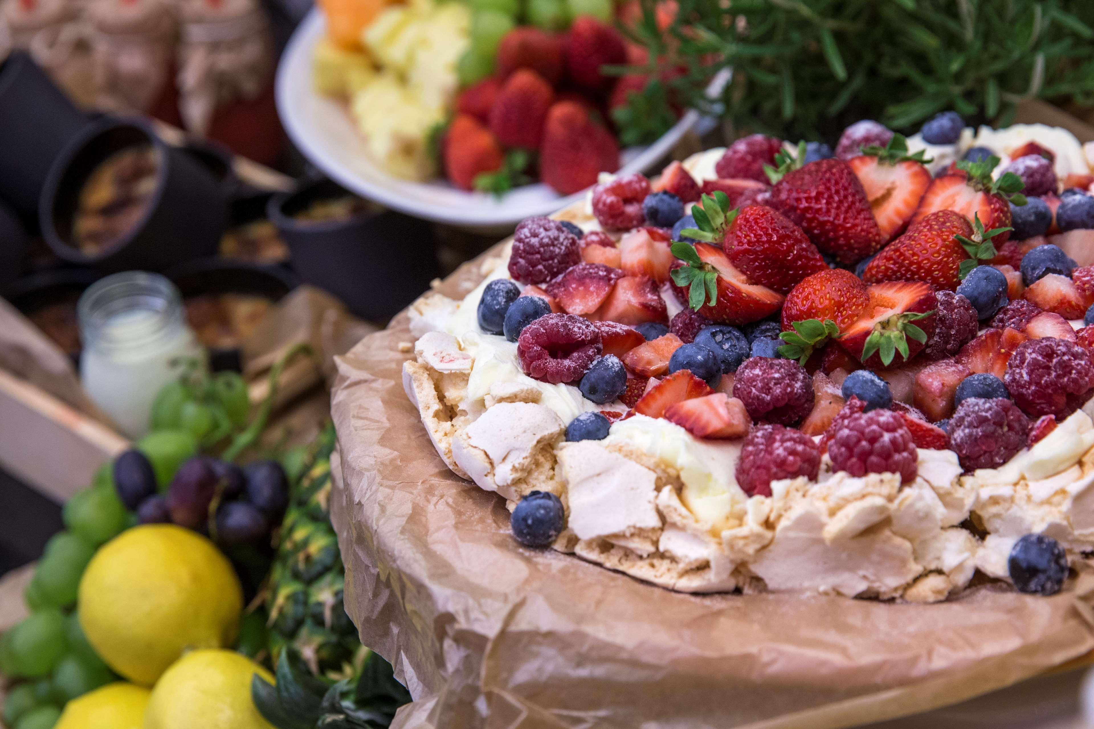 Radisson Blu Sobieski Hotel Warschau Buitenkant foto Pavlova with fresh berries