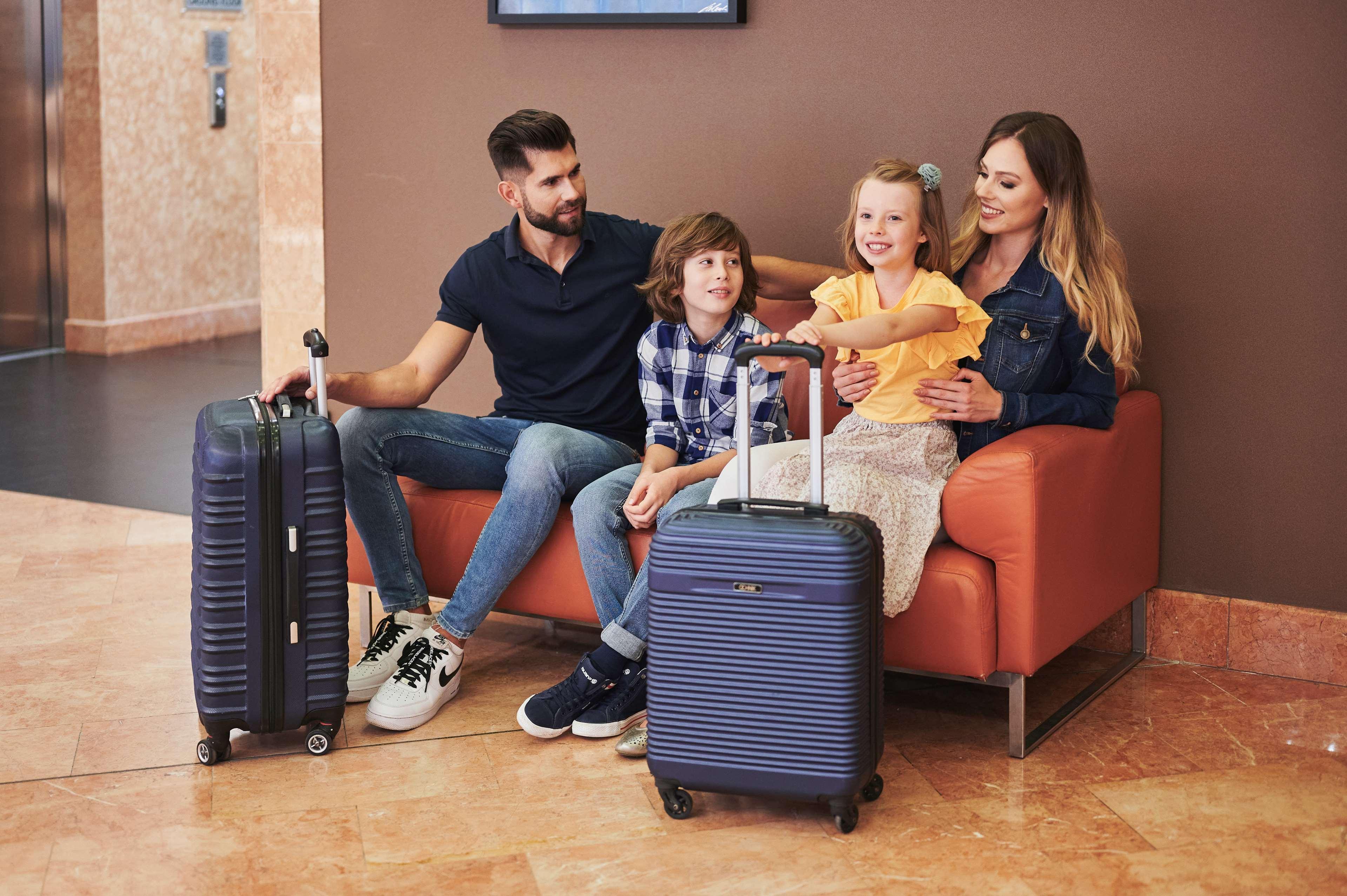 Radisson Blu Sobieski Hotel Warschau Buitenkant foto Family with suitcases