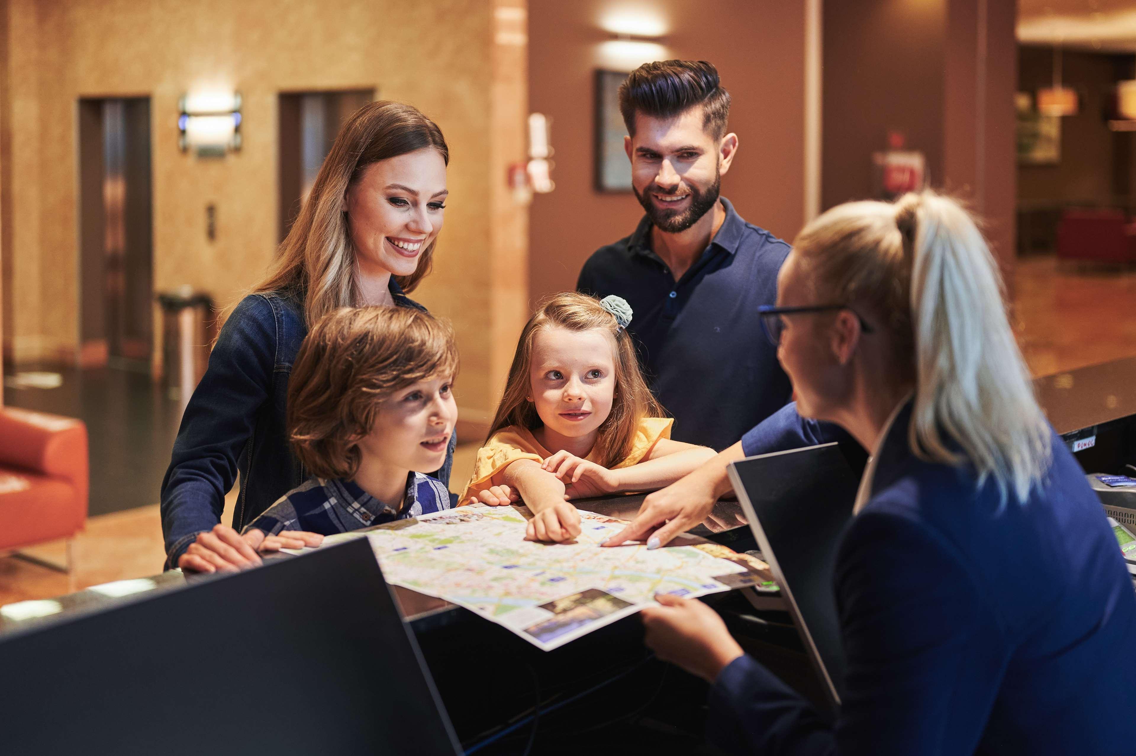 Radisson Blu Sobieski Hotel Warschau Buitenkant foto Receptionist with guests