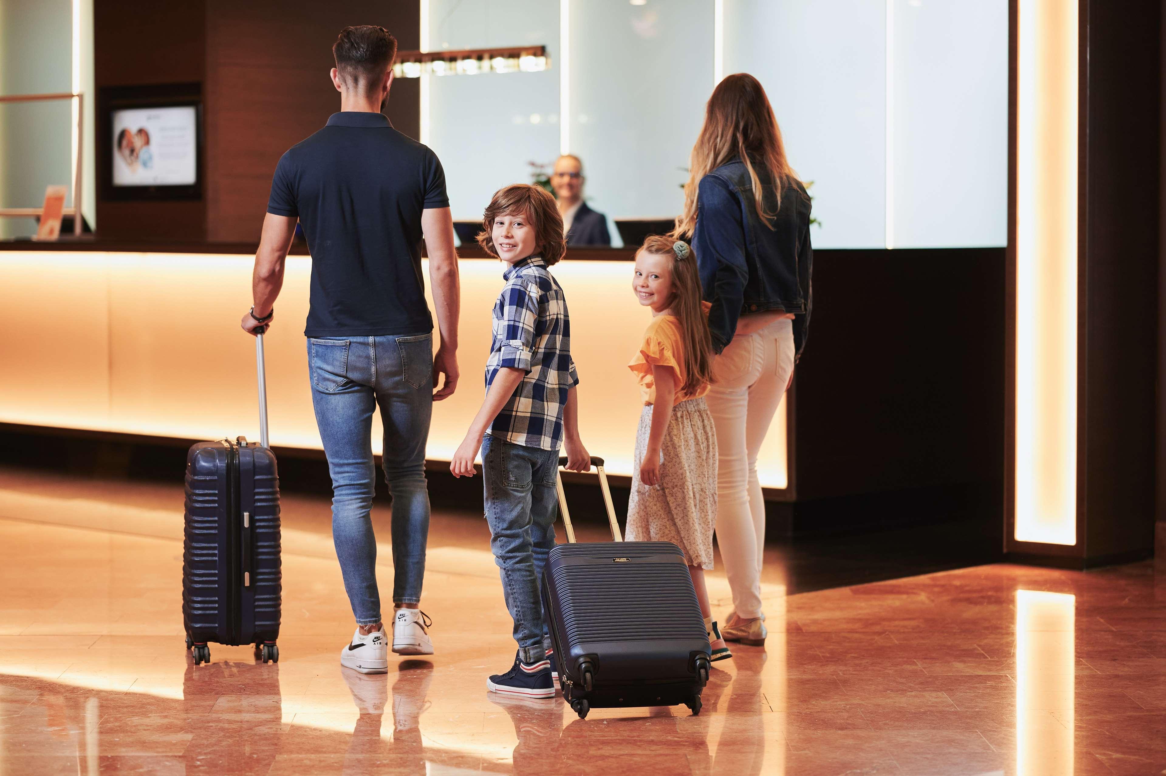 Radisson Blu Sobieski Hotel Warschau Buitenkant foto Family check-in at a hotel