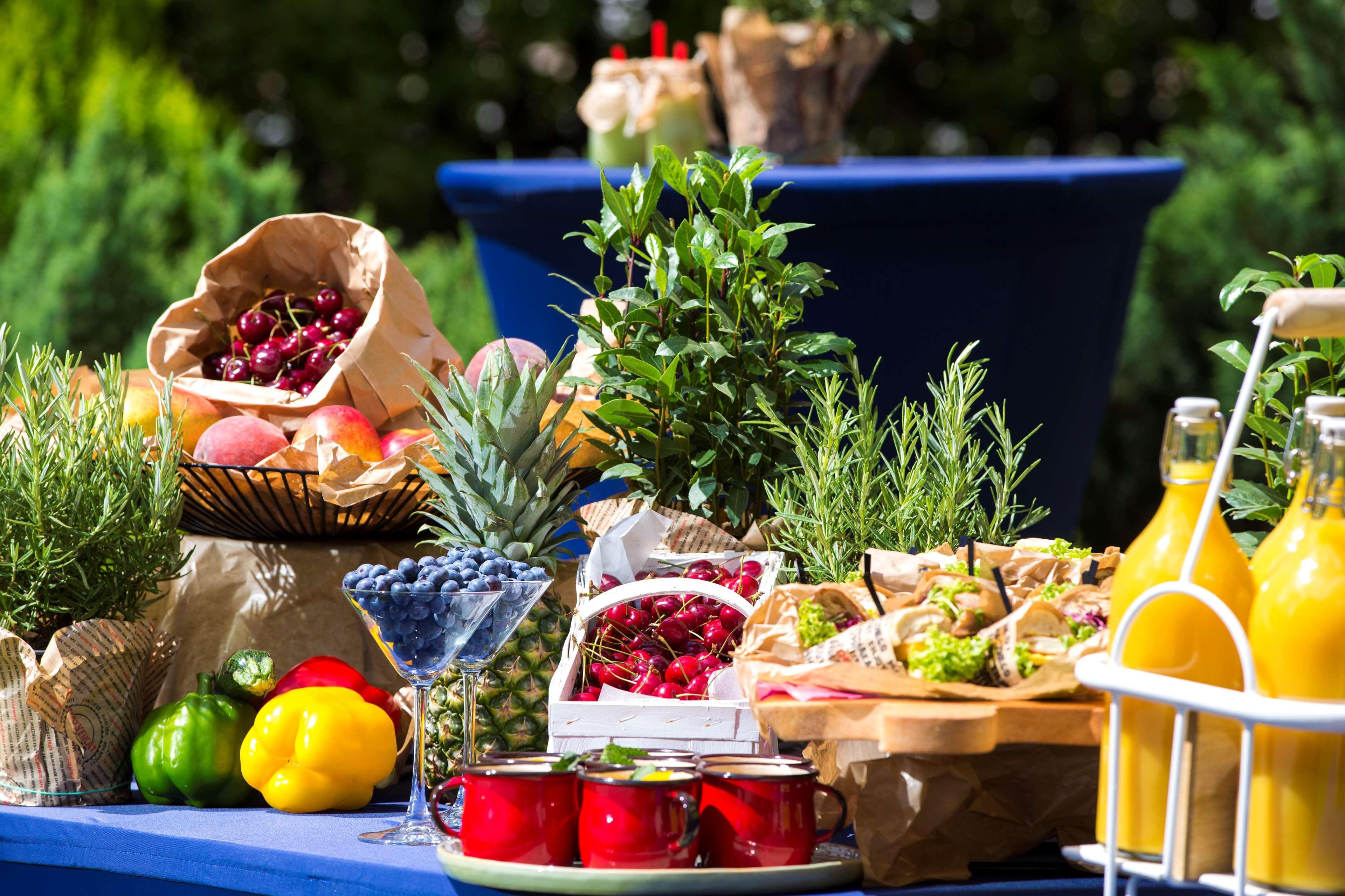 Radisson Blu Sobieski Hotel Warschau Buitenkant foto Breakfast buffet