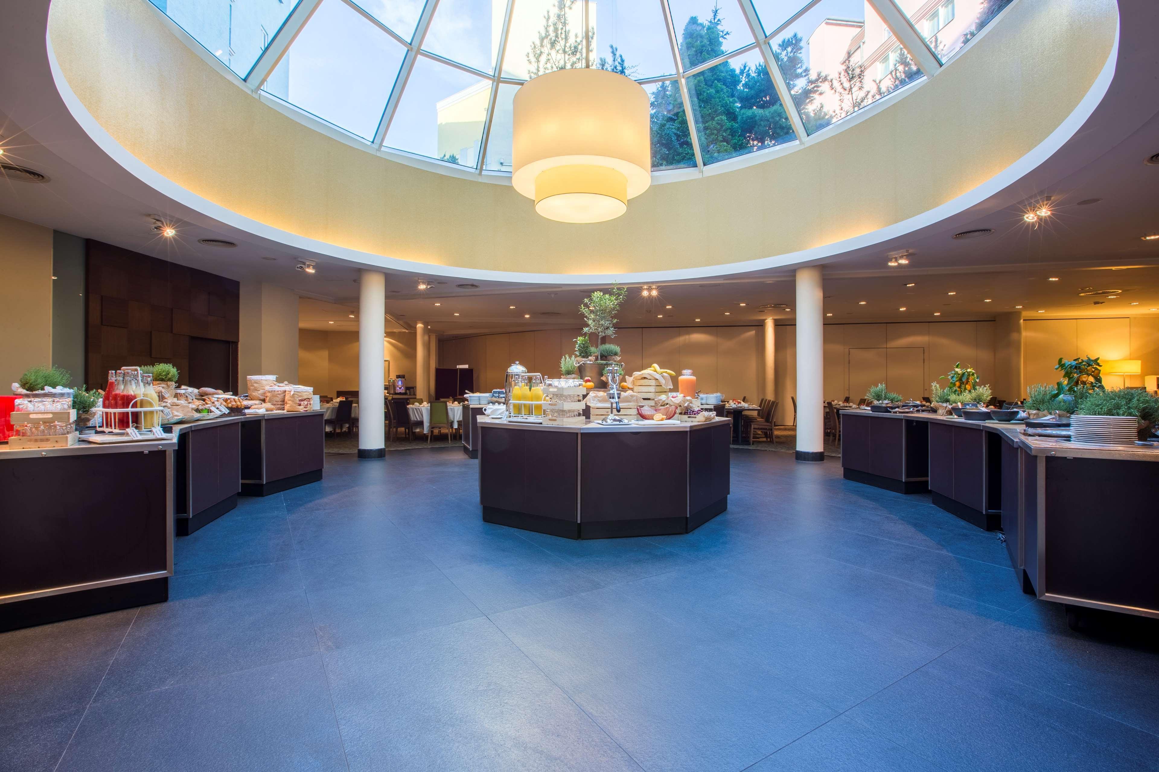 Radisson Blu Sobieski Hotel Warschau Buitenkant foto Breakfast buffet at the hotel