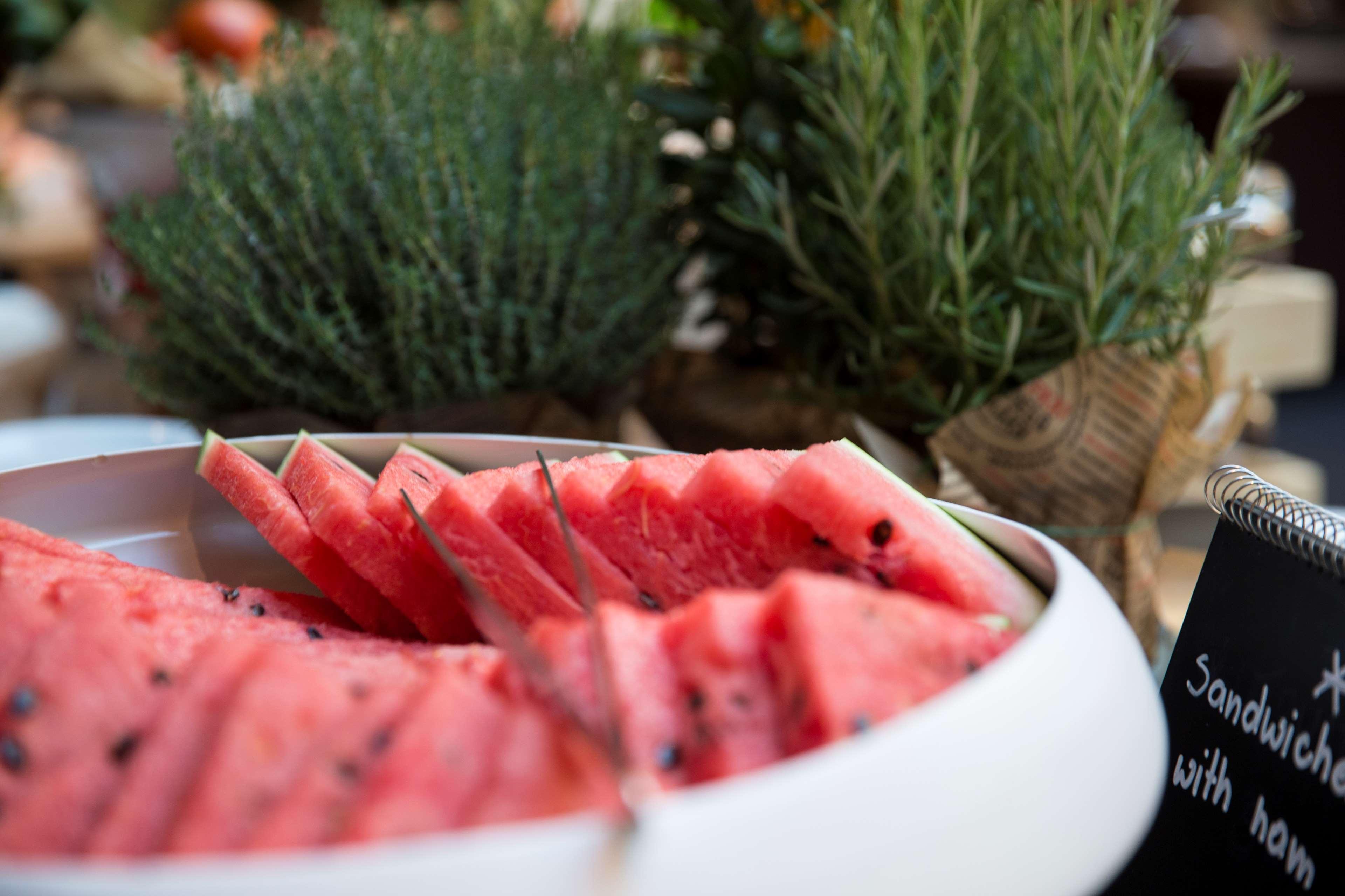 Radisson Blu Sobieski Hotel Warschau Buitenkant foto Watermelon