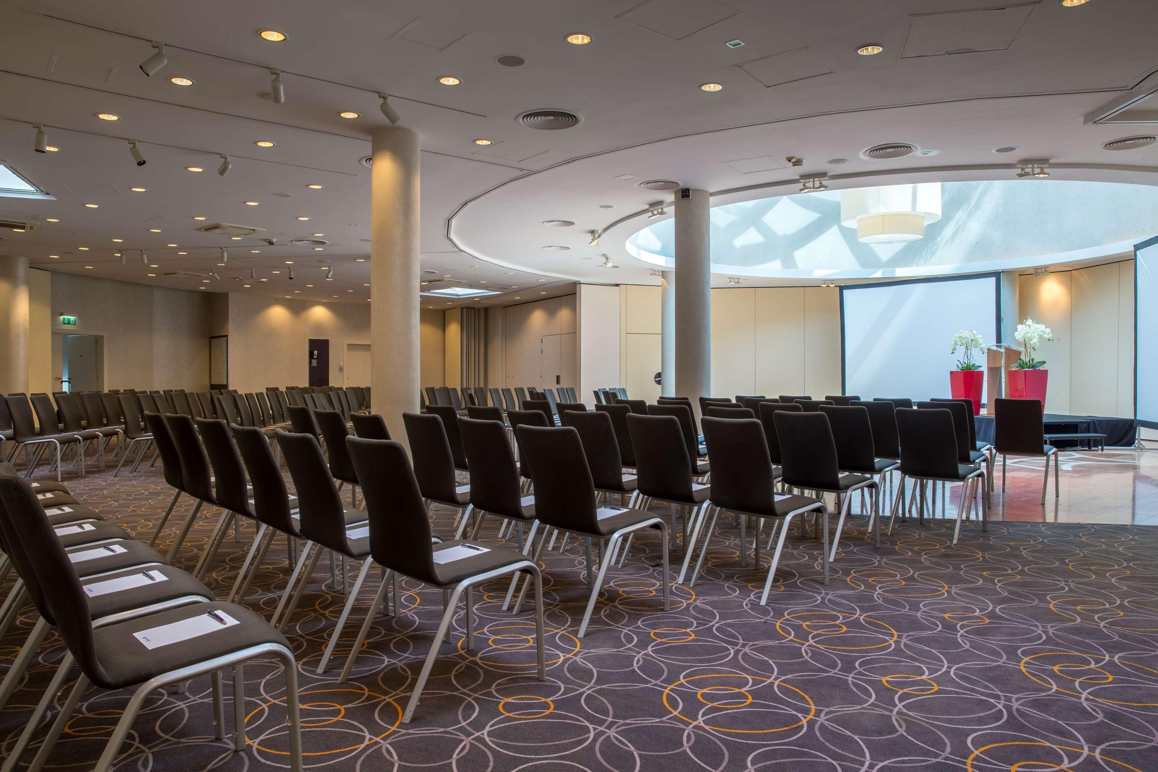 Radisson Blu Sobieski Hotel Warschau Buitenkant foto The meeting room of the hotel