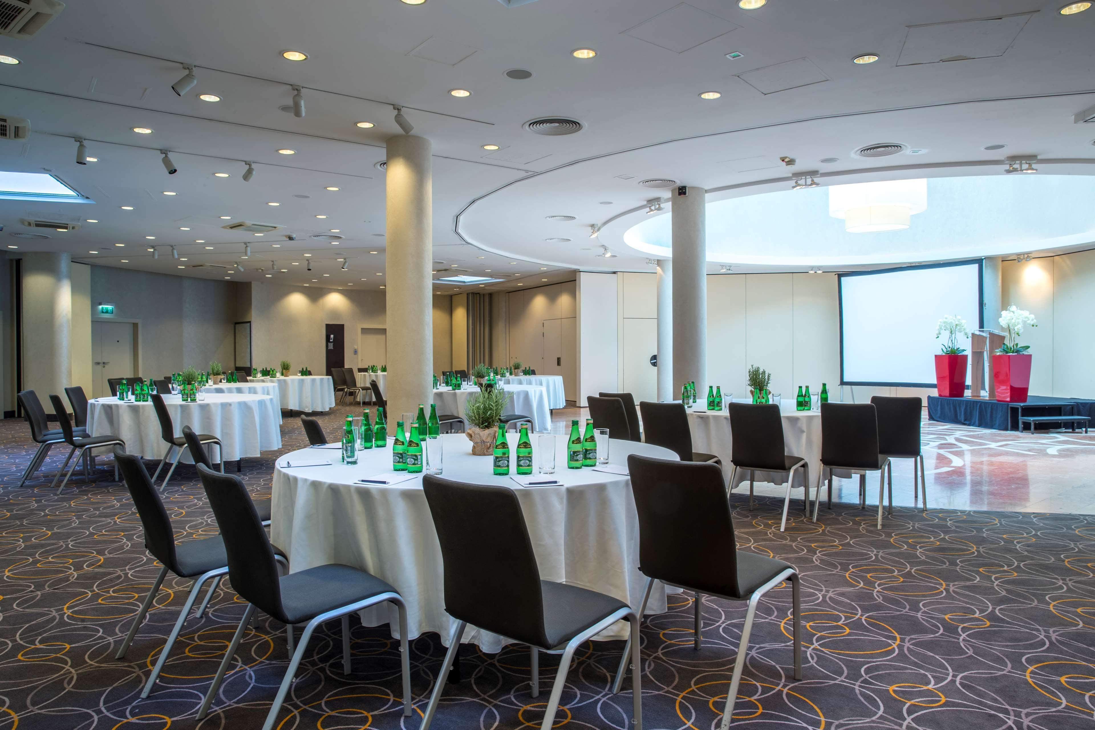 Radisson Blu Sobieski Hotel Warschau Buitenkant foto The meeting room of the hotel