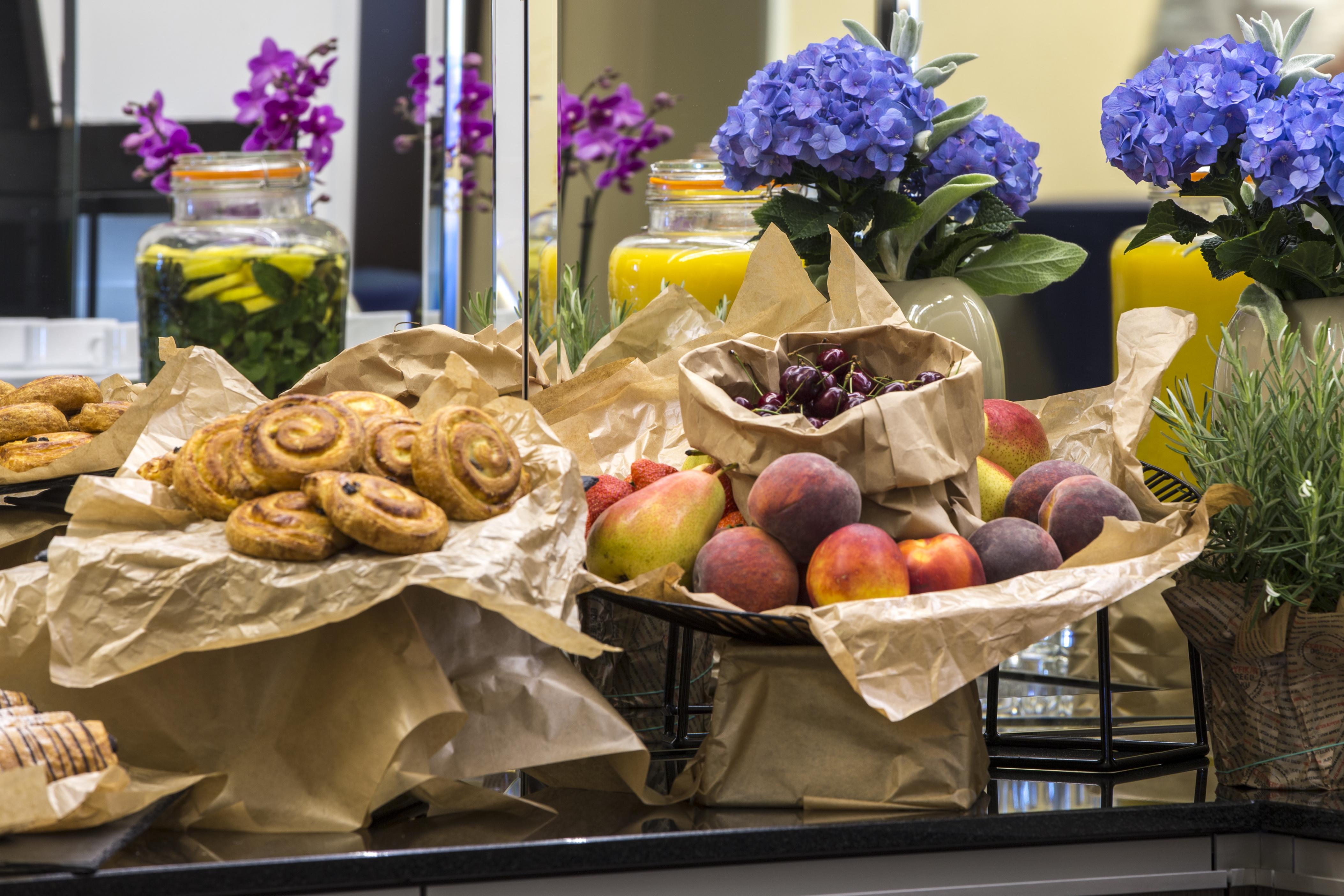 Radisson Blu Sobieski Hotel Warschau Buitenkant foto Breakfast buffet at a luxury hotel