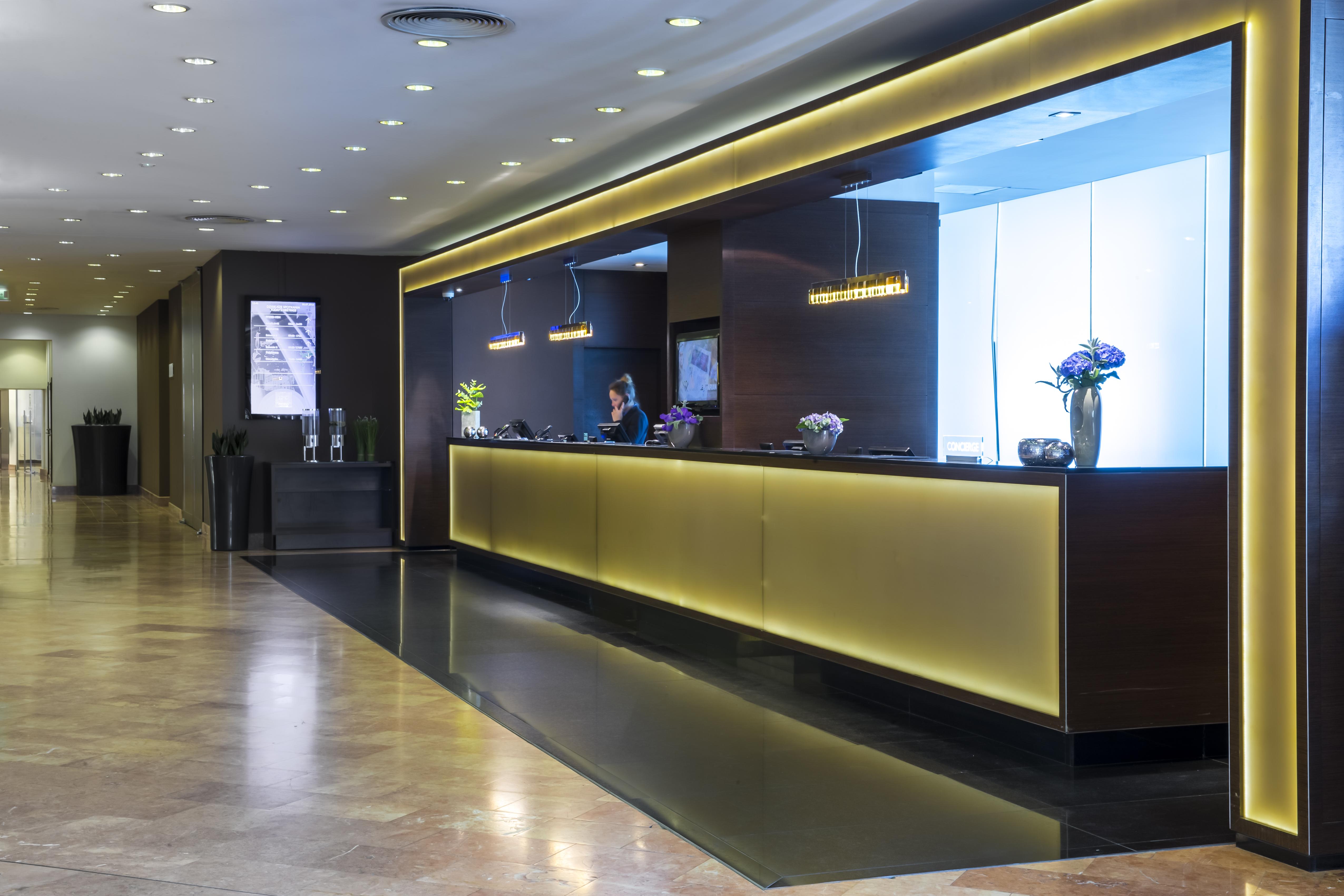 Radisson Blu Sobieski Hotel Warschau Buitenkant foto Reception desk